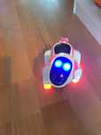 Cão robot branco e rosa