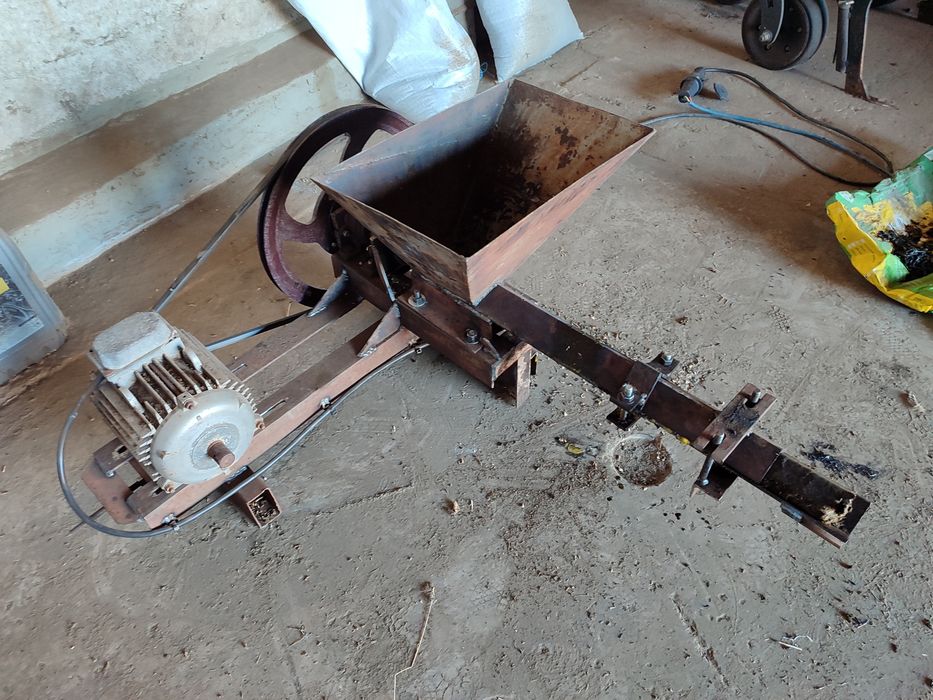 Прес для брикетів, брикет