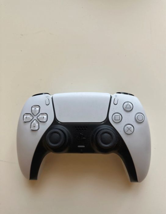 Playstation 5 (ps5) + 4 jogos + 2 comandos