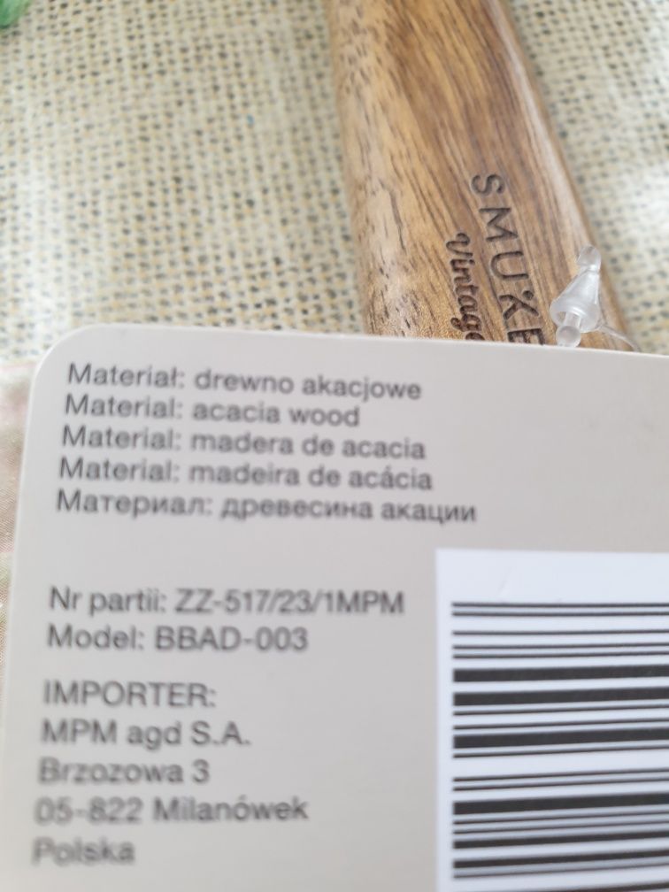 Zestaw nowych,drewnianych przyborów kuchennych.Akacja+ pojemnik .