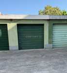 Garagem fechada com portão manual com 16m2 com água e luz. Com luz nat
