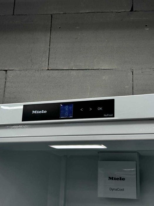 Скляний чорний холодильник Miele KFN4393 FD ws