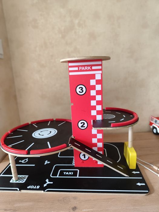 Дерев'яний гараж, паркінг Hape з ліфтом(є нюанси)