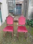 Cadeiras de mogno forradas a veludo vermelho