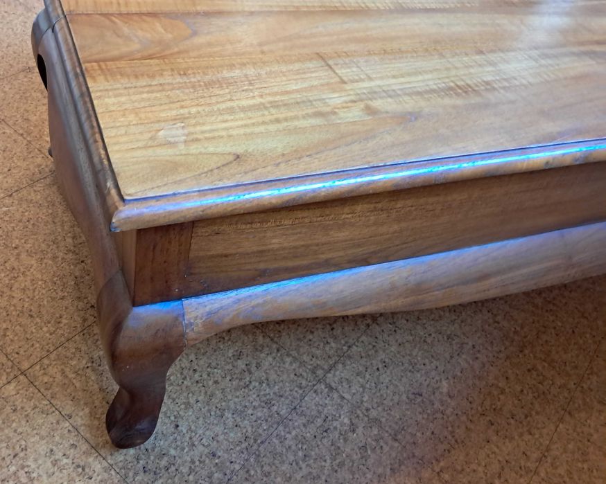 Mesa nova e muito elegante para TV ou de centro em madeira maciça