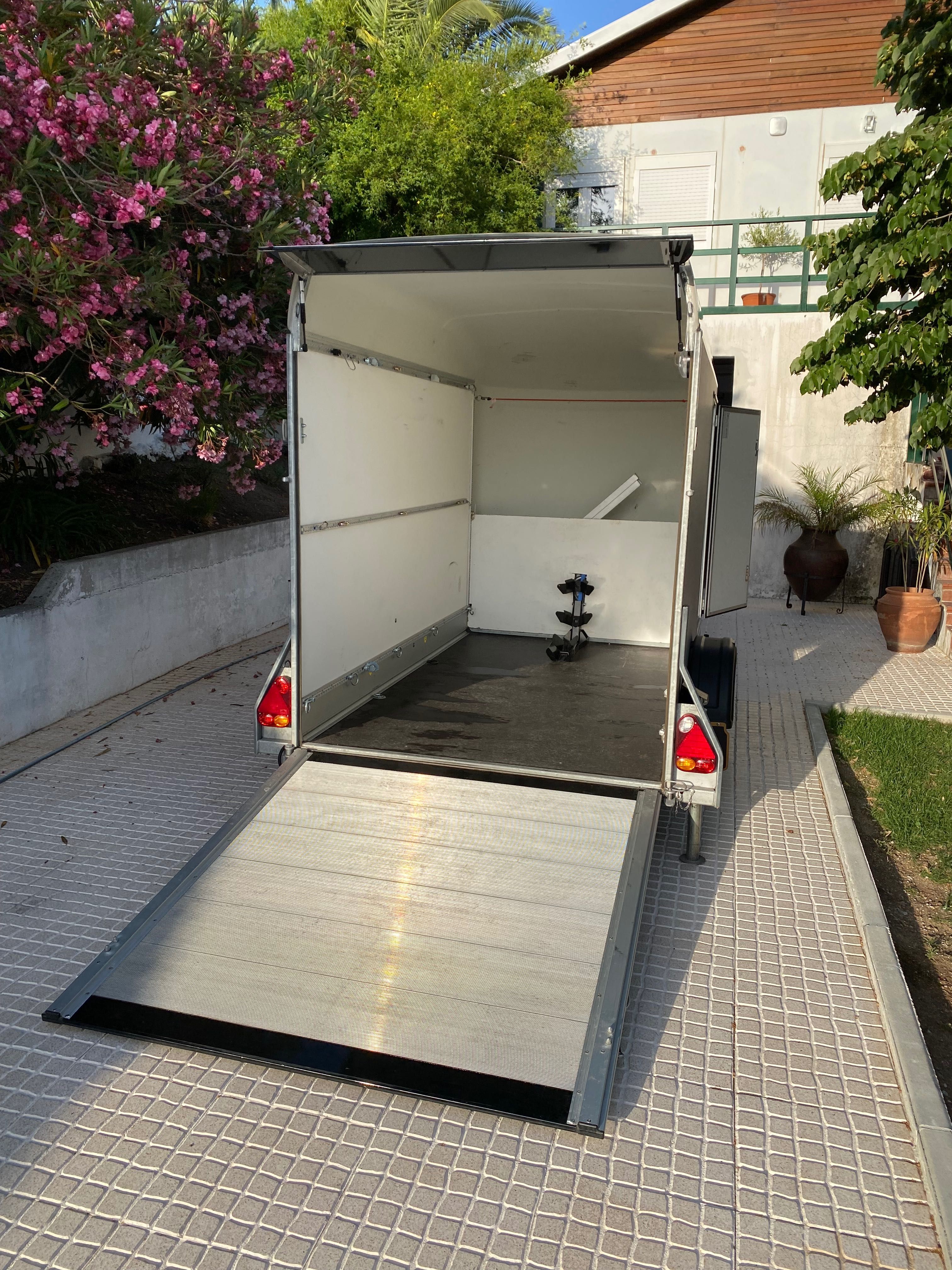 Atrelado de carga fechado DEBON Roadster300