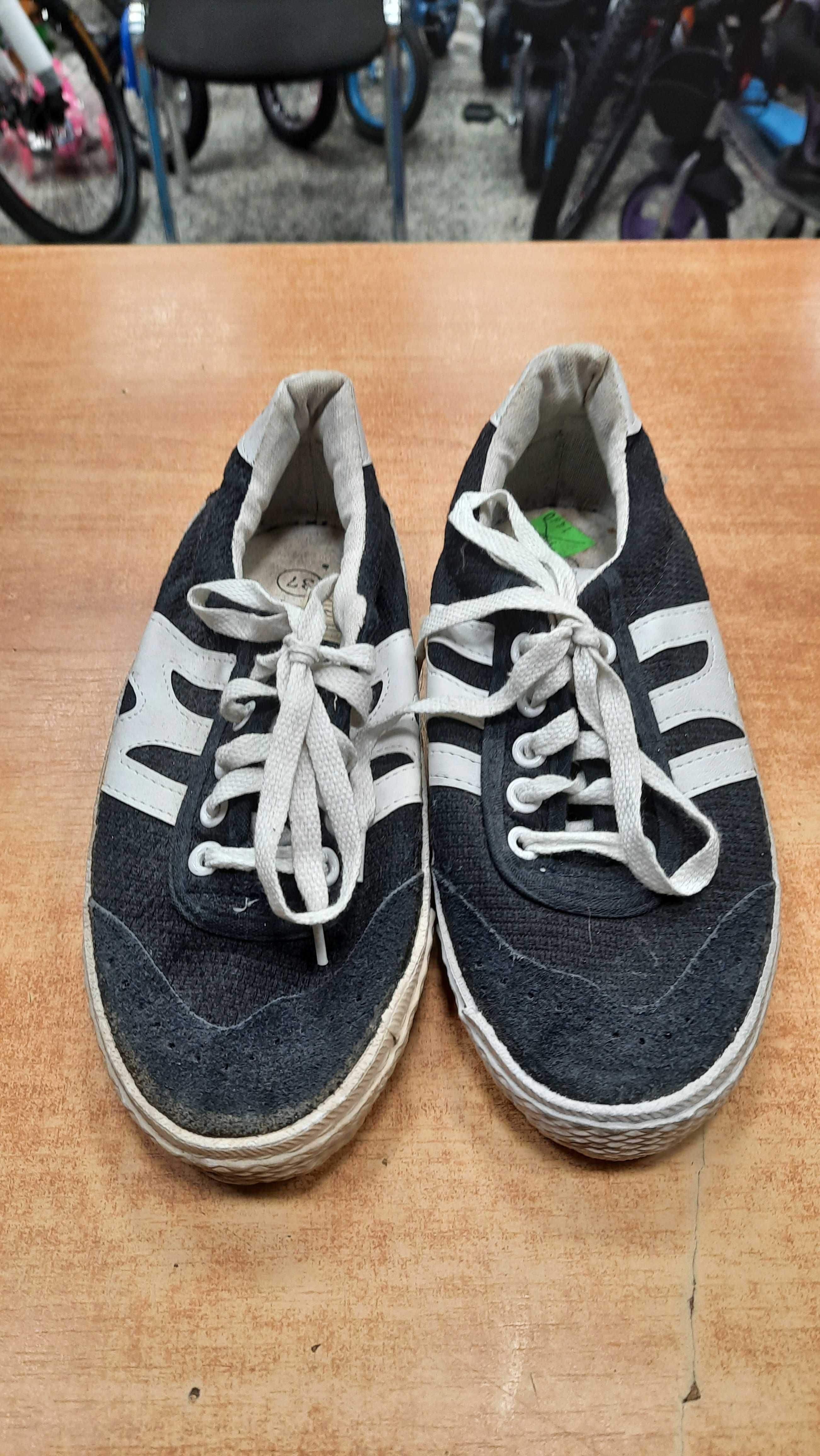 Buty ( halowe ) dziecięce ( rozmiar 37, 38 )