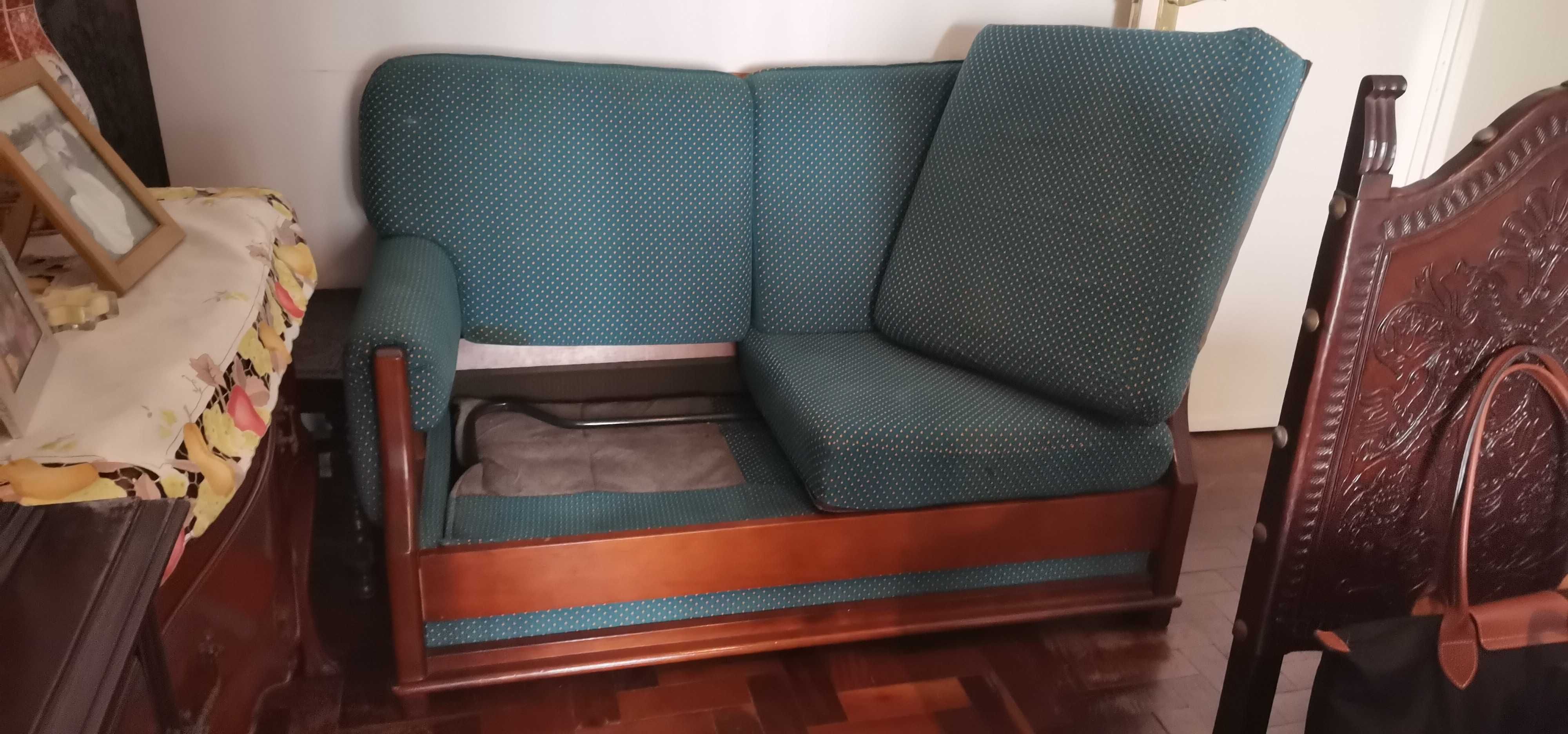 Sofá cama em tecido e madeira