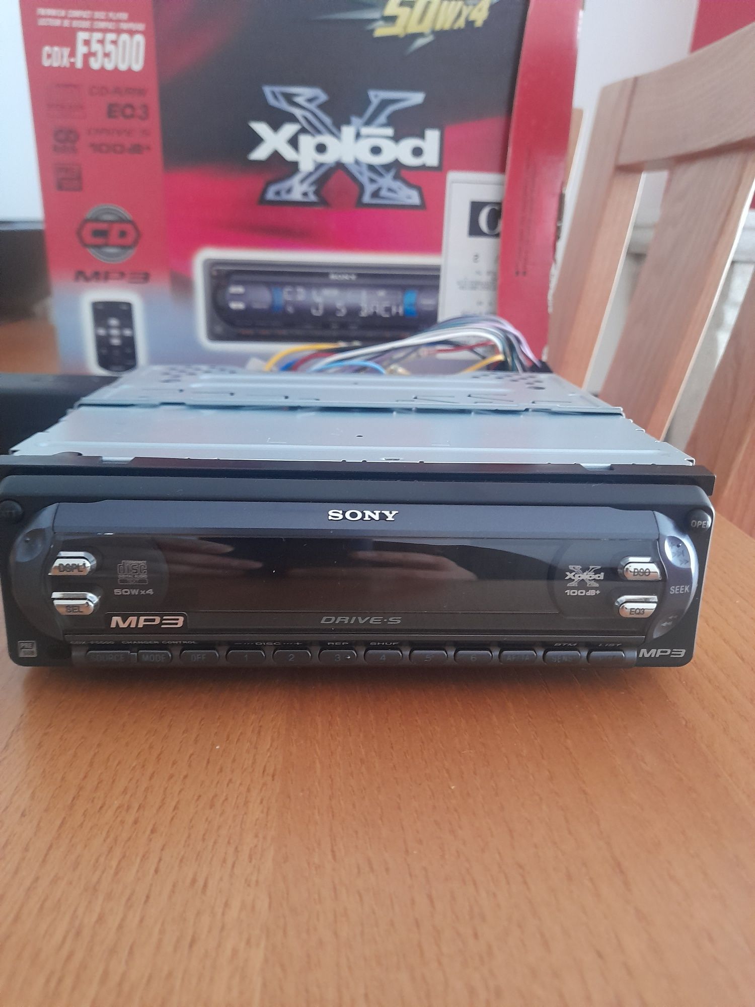 Radio uzado está  como novo  marca sony.