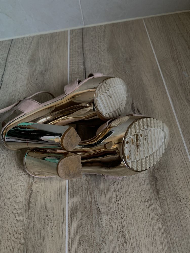 Sandaly na slupku obcasie obcasy złote Kurt Geiger 38