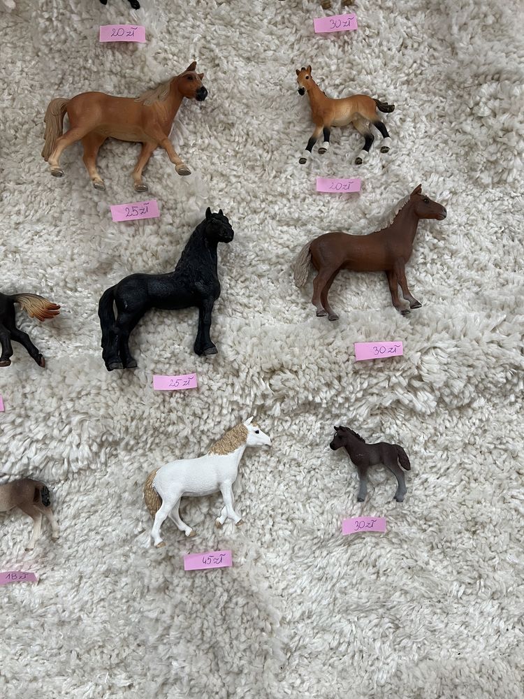 Modele figurki koni Schleich