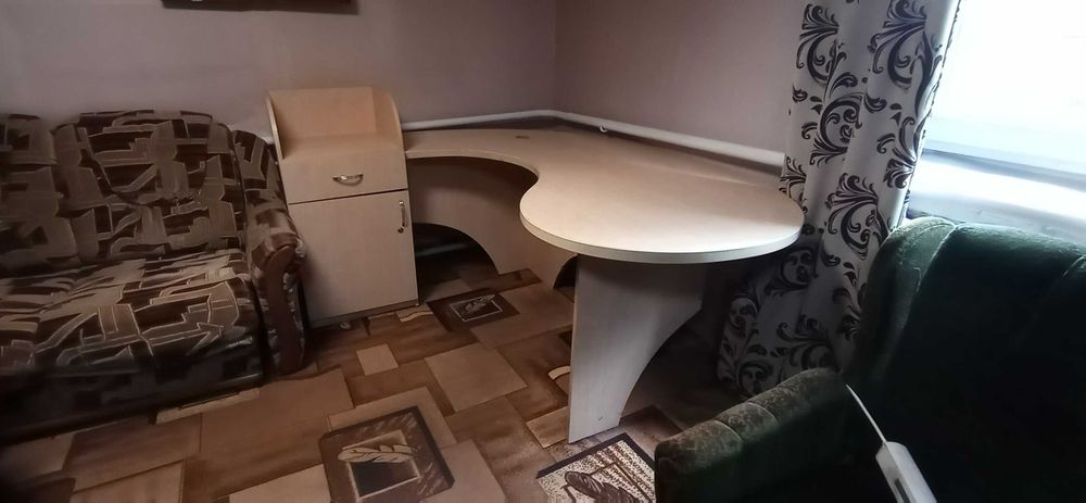 Стіл великий, директорський, товста стільниця