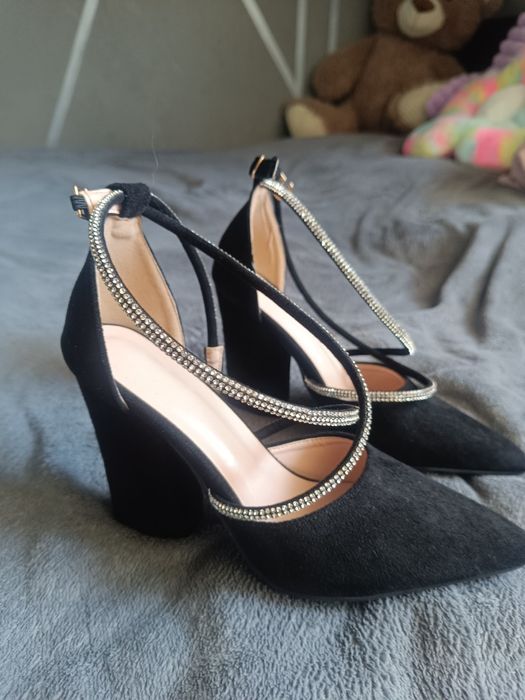 Śliczne czarne buty na słupku z ozdobnymi paskami