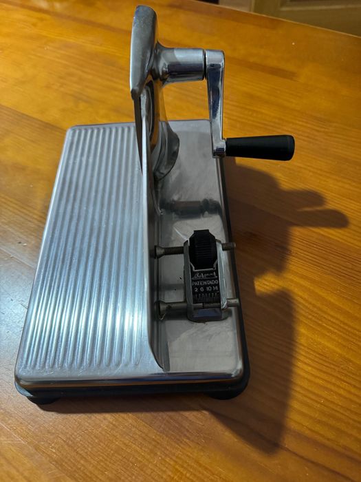 Máquina de fatiar fiambre e afiador de facas