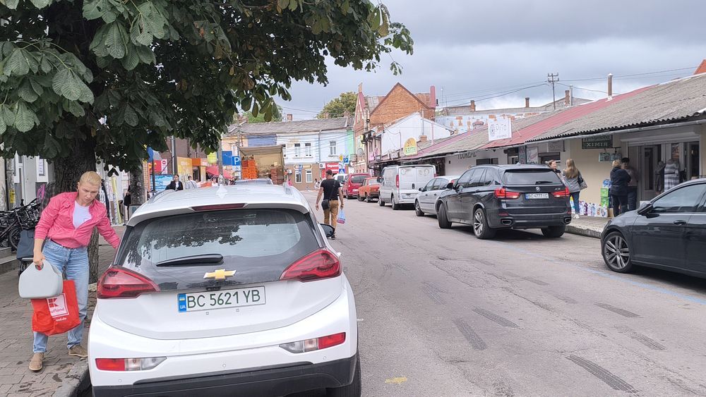 Оренда 35 м2 біля центрального ринку Стрий вул Успенська 44 світло 10