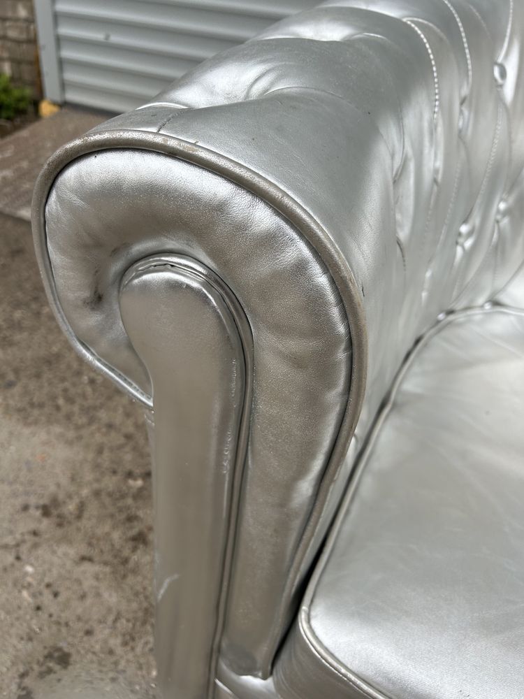Srebrny pikowany fotel
