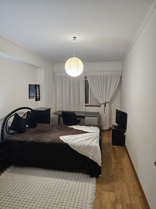 Alugo quarto espaçoso mobilado com tv