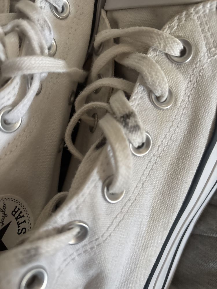 Białe Converse na platformie