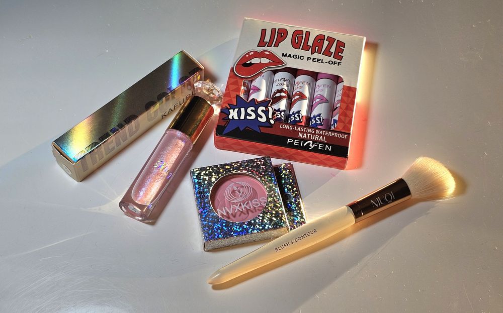 Kosmetyki do makijażu twarzy.