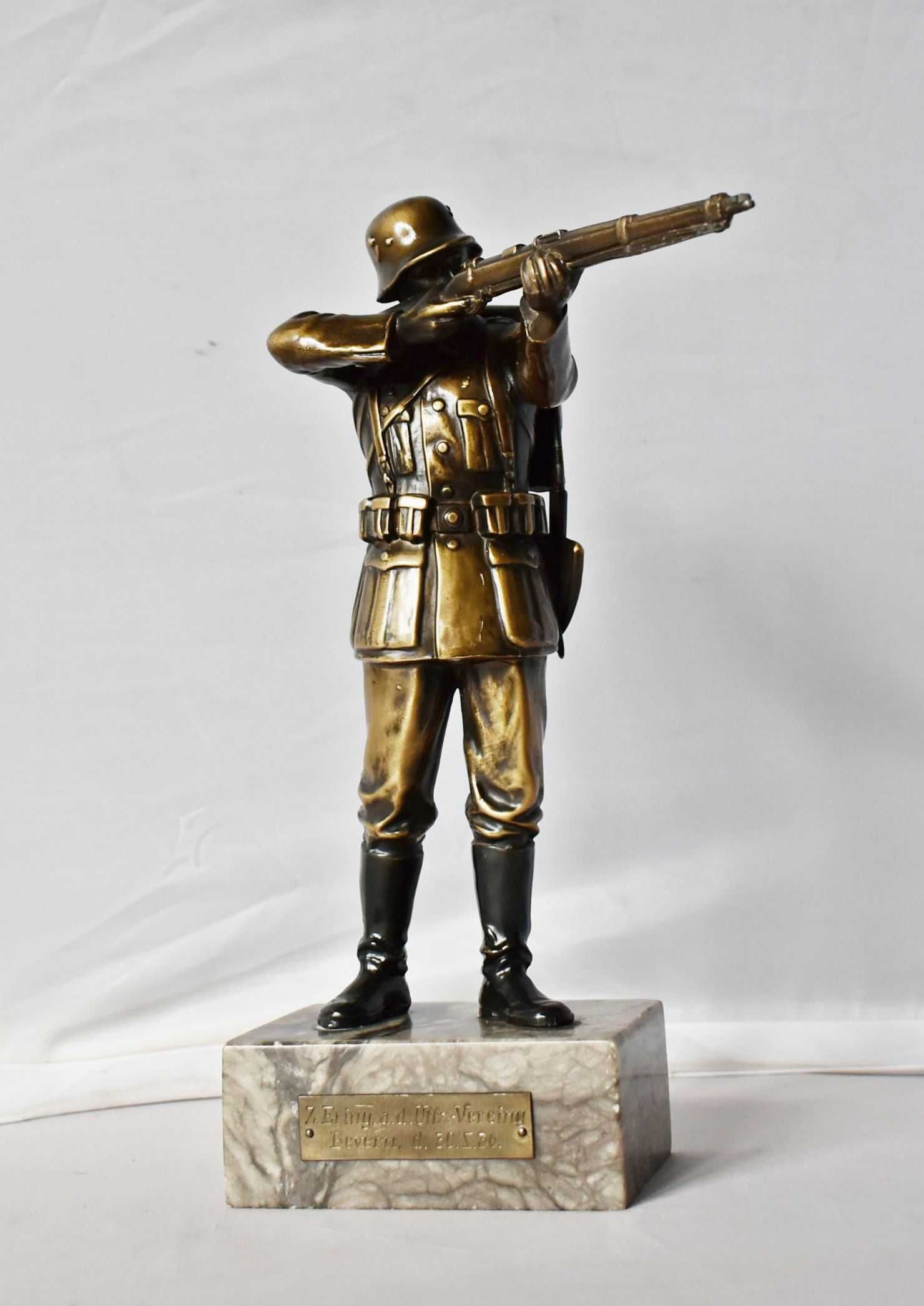 Figura niemieckiego żołnierza z brązu