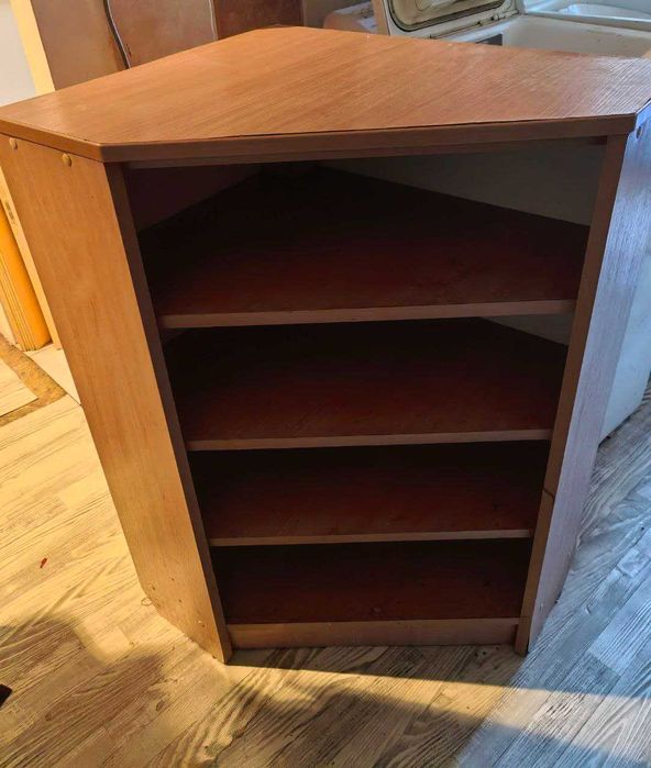 Drewniana półka narożna stojąca