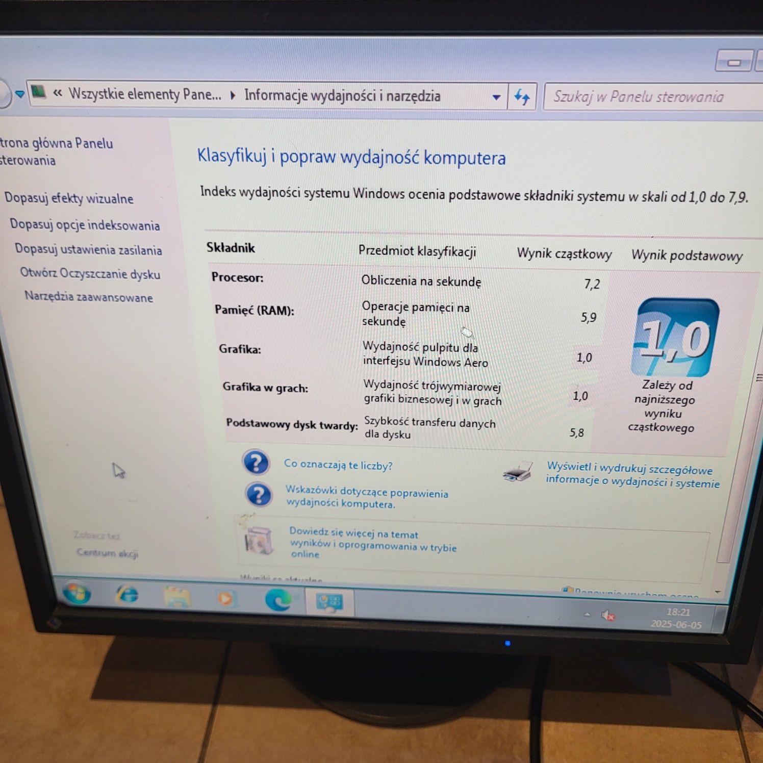 Komputer stacjonarny z monitorem