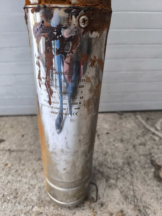 Bomba de furo trifasica