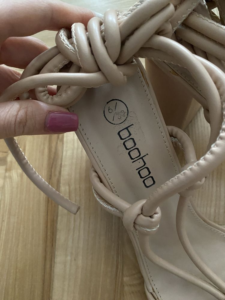 Nowe, wiązane sandaly na obcasie Boohoo