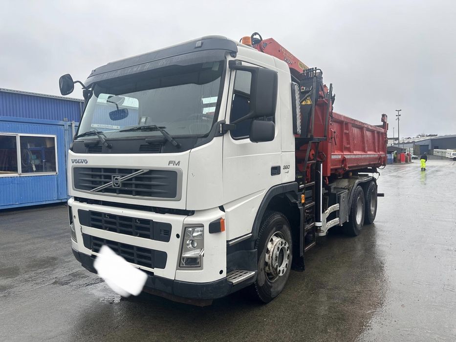 Volvo FM com grua e bascula