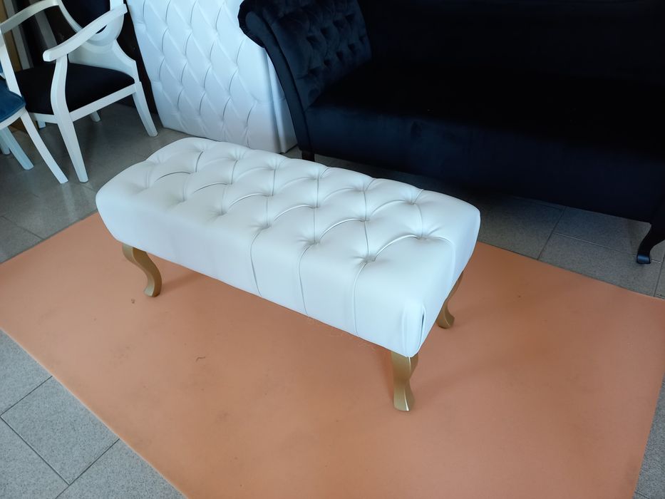 Banqueta capitonê pele branca, pés dourados, 100x40cm altura45cm