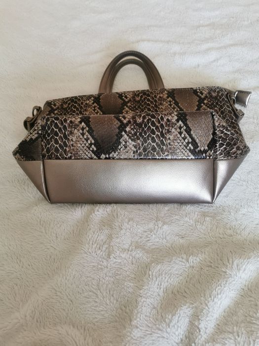 Torebka monnari motyw węża do ręki złoty beżowy