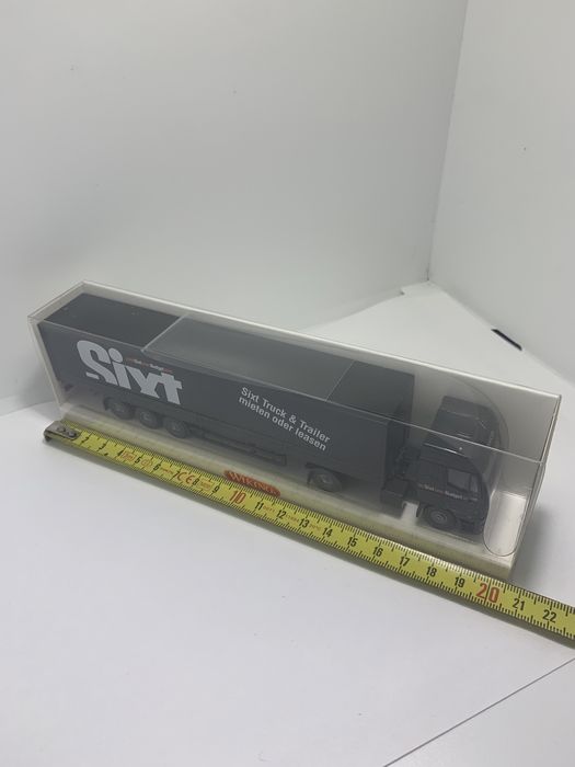 Iveco com reboque Sixt da Wiking escala H0 1/87
