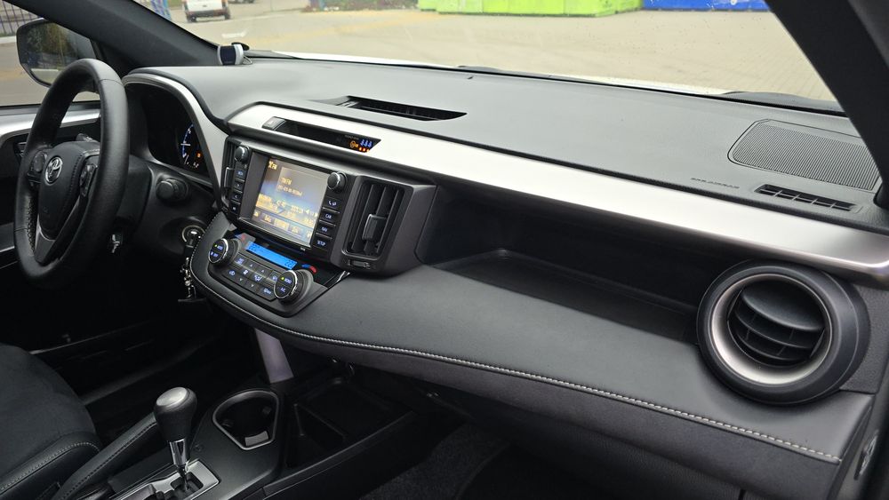 Продам офіційний Toyota Rav4