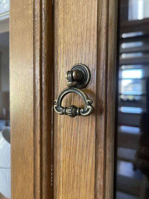 Solidny dębowy kredens