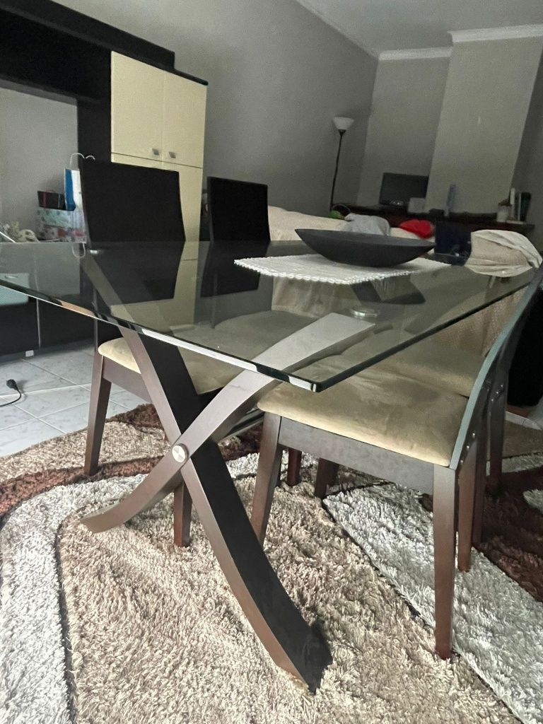 Mesa de sala e cadeiras