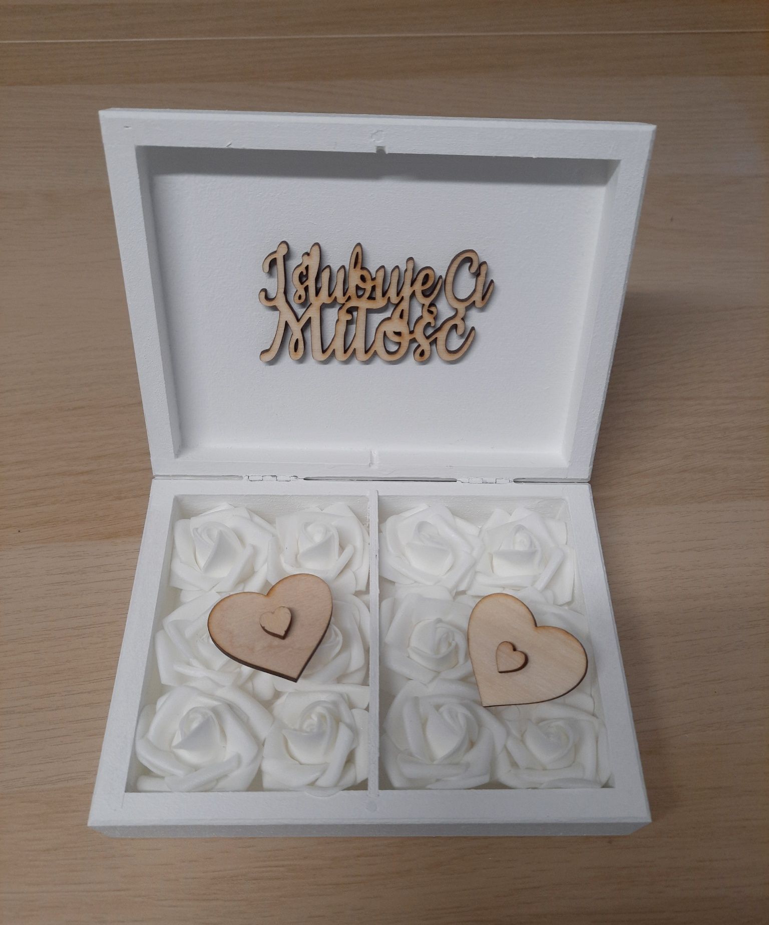 Białe pudełko na obrączki drewniany napis ślub wesele