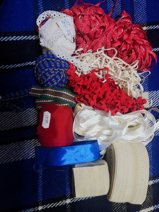 Тесьма,стрічка,нитки, корсажна стрічка, наперстки,щітка для одягу,