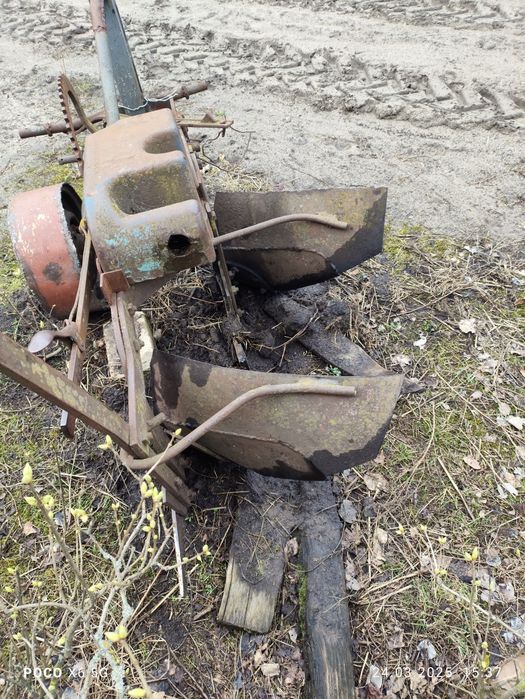 Плуг двокорпусний