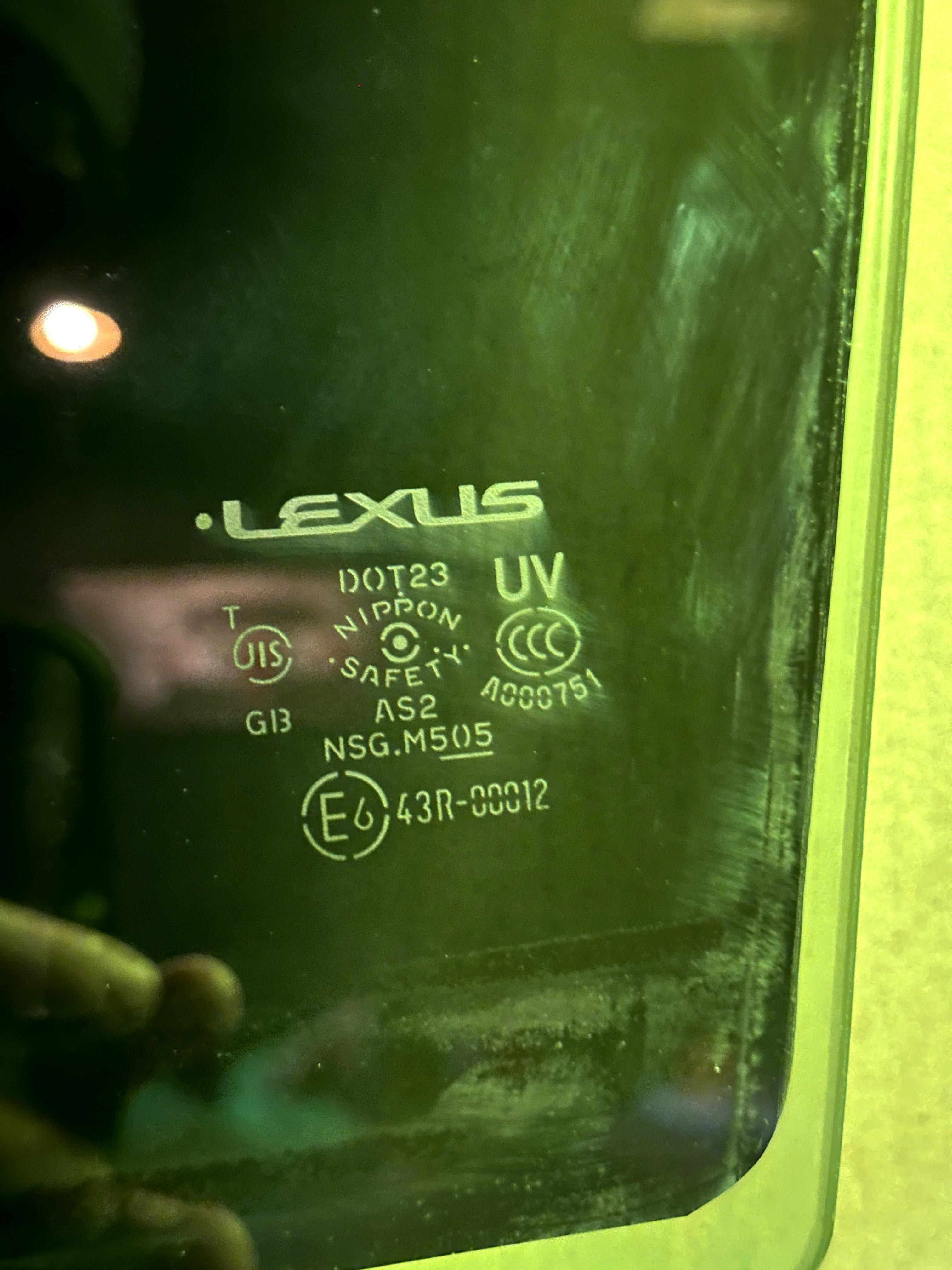Переднее левое стекло Lexus GX460 2020; код : 6810260620 с дефектом