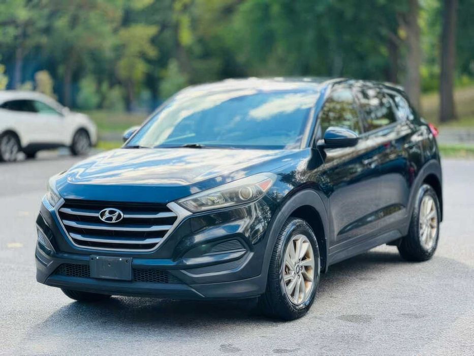 Hyundai Tucson SE      2017