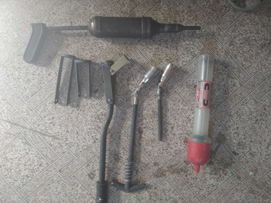 ареометр , смазочный шприц , свечной ключ