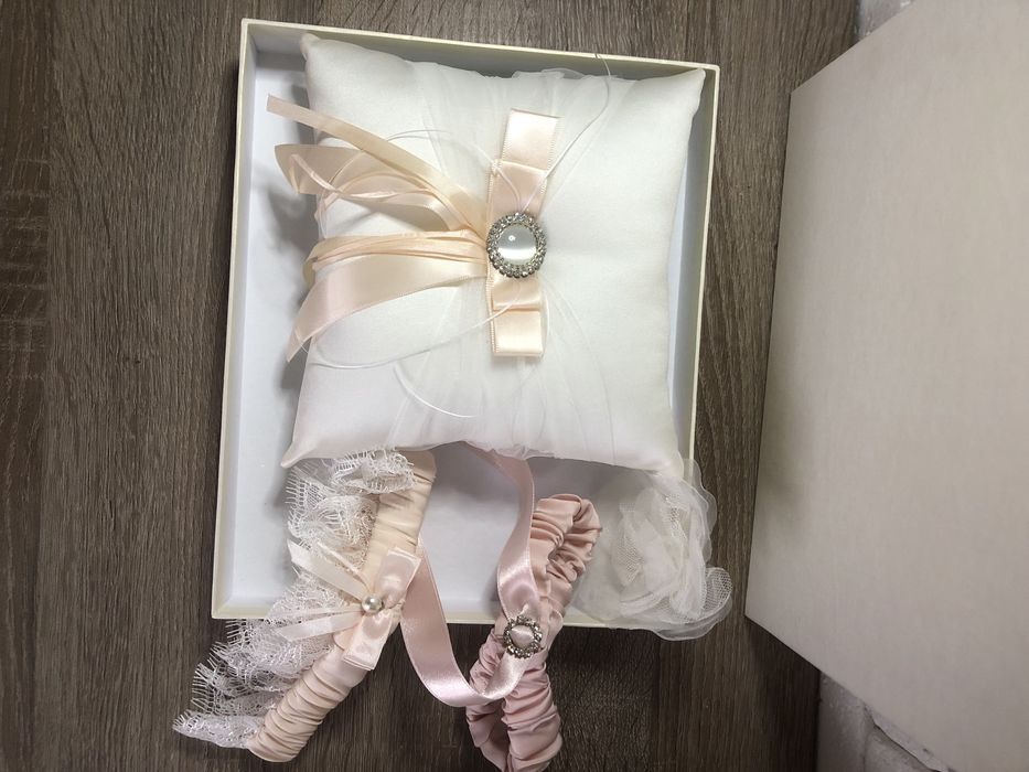 Свадебная подушечка для колец и  подвязка