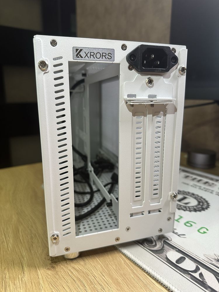 Суперкомпактний ПК-корпус MINI ITX CASE S300