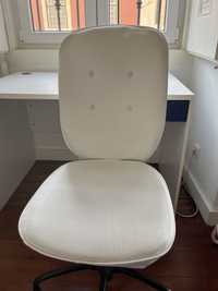 Cadeira branca com rodinhas