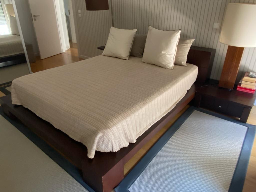 Cama com 2 mesas de cabeceira