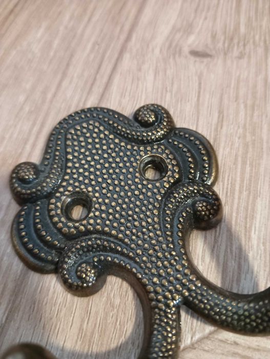 Wieszaczek na ręcznik metalowy podwójny retro