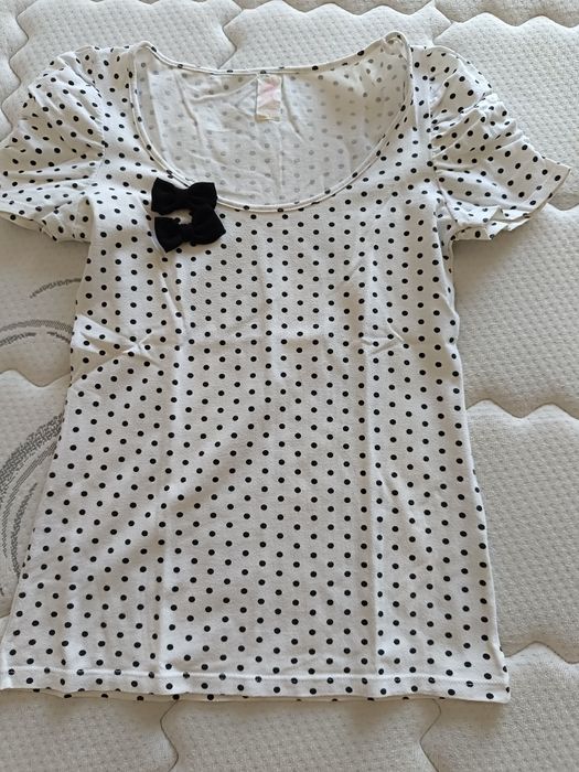 T-shirt branca com bolinhas pretas, tamanho M