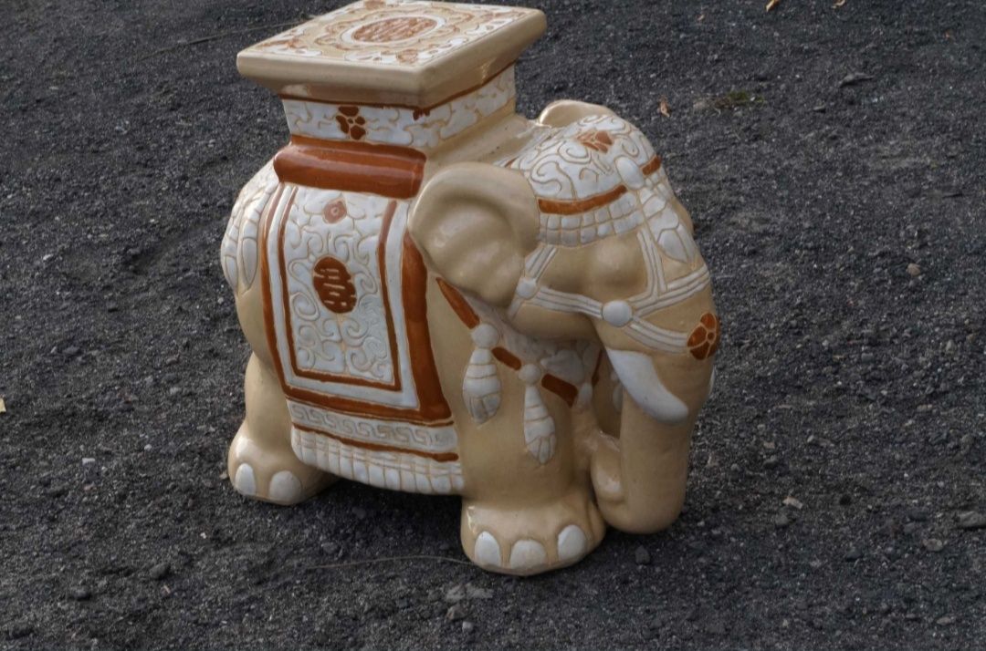 Stara ceramiczna figura słonia