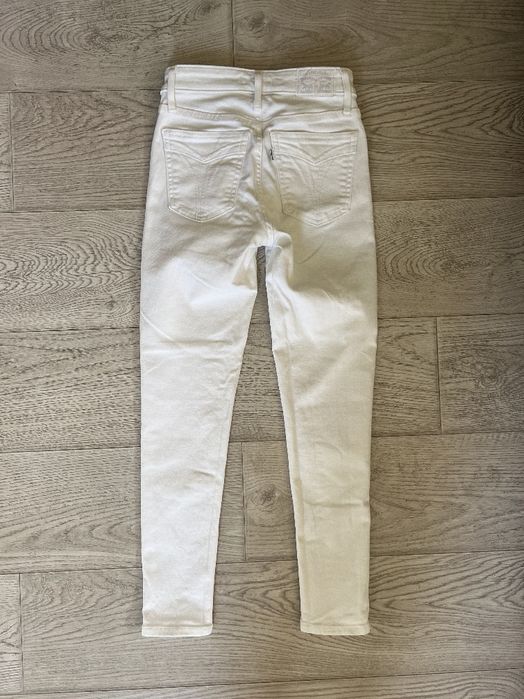 Белые джинсы Levi's