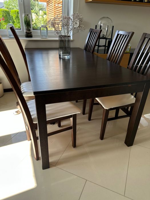 Stół rozkładany z krzesłami